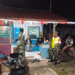 Ciptakan Kondisi Aman, Babinsa Koramil Sangsanga Bersama Warga Terapkan Siskamling