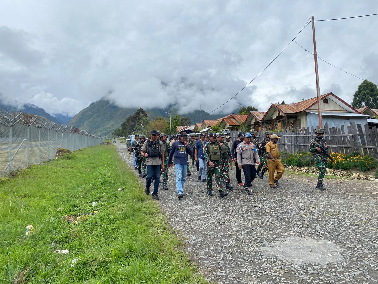 Patroli Gabungan, Sinergitas TNI - Polri dan Aparat Pemerintah di Ilu