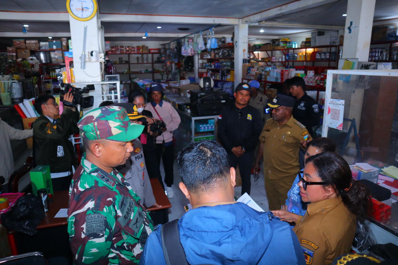 TNI Membantu Pemerintah Daerah, Dalam Pemantauan Harga Bahan Pokok di Wilayah Kabupaten Puncak Jaya