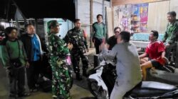 Jaga Ketertiban Masyarakat, Babinsa Koramil Sebulu Lakukan Patroli Siskamling Bersama Warga