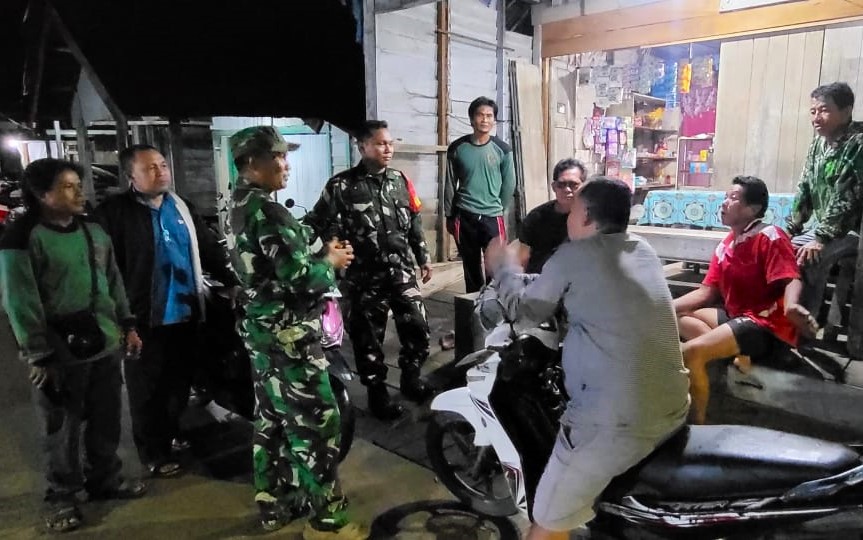 Jaga Ketertiban Masyarakat, Babinsa Koramil Sebulu Lakukan Patroli Siskamling Bersama Warga