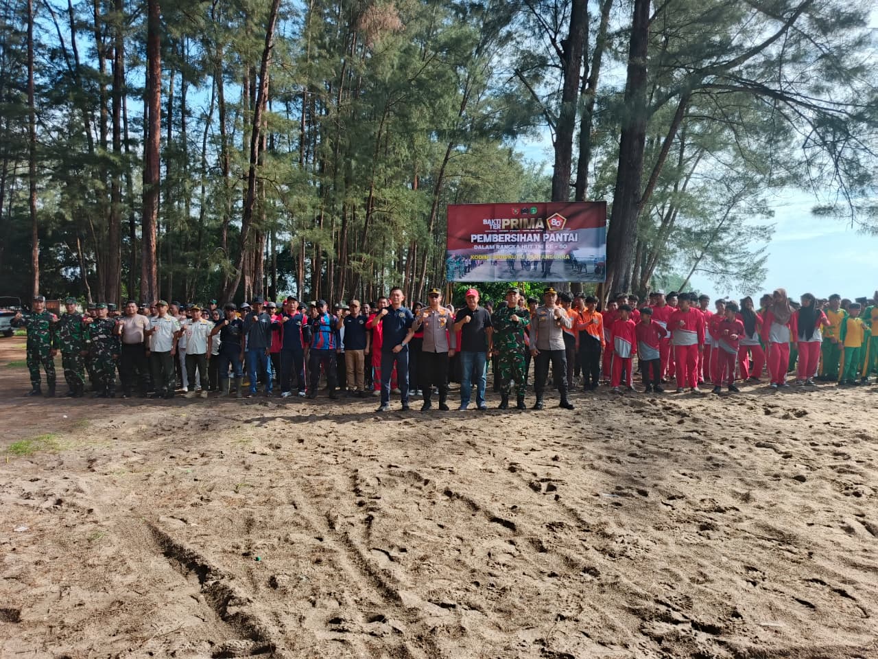 Peringati HUT TNI Ke-80, Koramil Samboja Gelar Aksi Bersih-Bersih Pantai