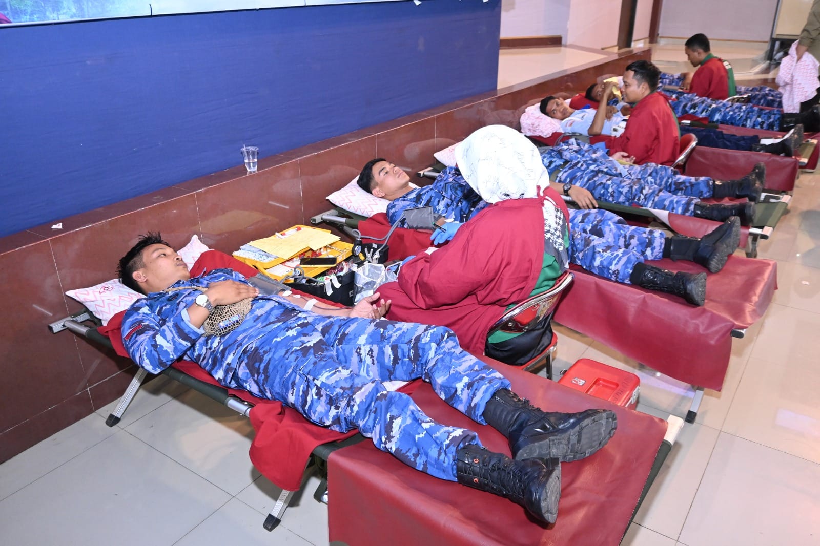 Peduli Sesama, Personel Lanud Sultan Hasanuddin Turut Aksi Donor Darah, Peringati HUT ke-80 TNI