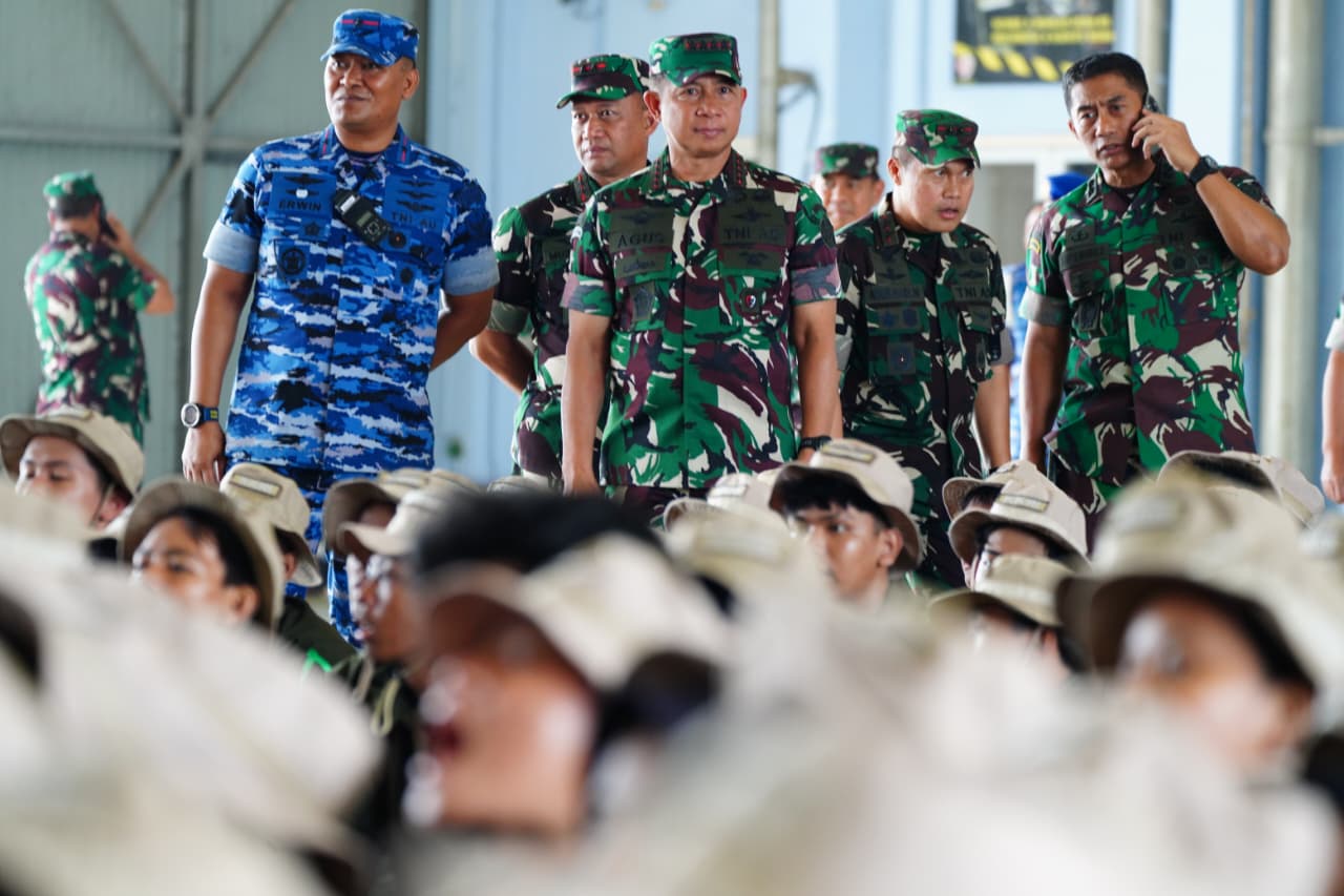 Panglima TNI Tinjau Persami KKRI di Lanud Halim Perdanakusuma Panglima TNI Tinjau Persami KKRI di Lanud Halim Perdanakusuma