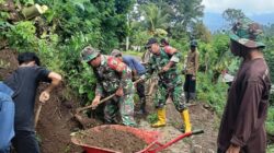 Gotong Royong Bersama Warga, Koramil Dan Forkopimcam Gandusari Beserta Warga Bersihkan Sisa Longsor Di Dusun Parang
