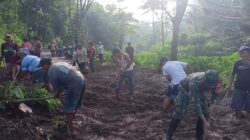 Babinsa Koramil 0808/13 Doko Bersama Warga Gotong Royong Bersihkan Material Longsor di Desa Resapombo