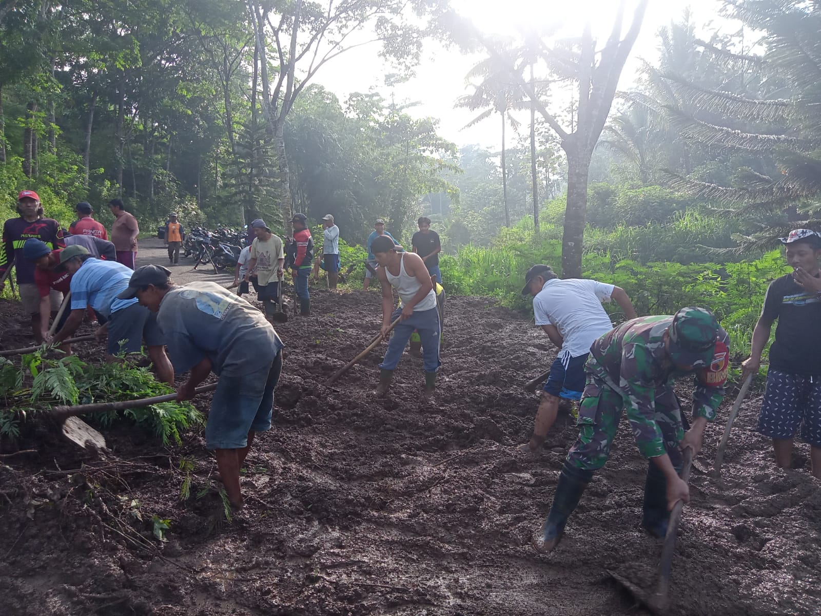 Babinsa Koramil 0808/13 Doko Bersama Warga Gotong Royong Bersihkan Material Longsor di Desa Resapombo Babinsa Koramil 0808/13 Doko Bersama Warga Gotong Royong Bersihkan Material Longsor di Desa Resapombo