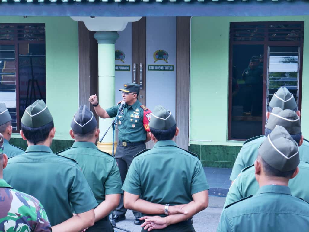 Komandan Kodim 0808/Blitar Baru Letkol Inf Virlani Arudyawan Berikan Jam Komandan Komandan Kodim 0808/Blitar Baru Letkol Inf Virlani Arudyawan Berikan Jam Komandan