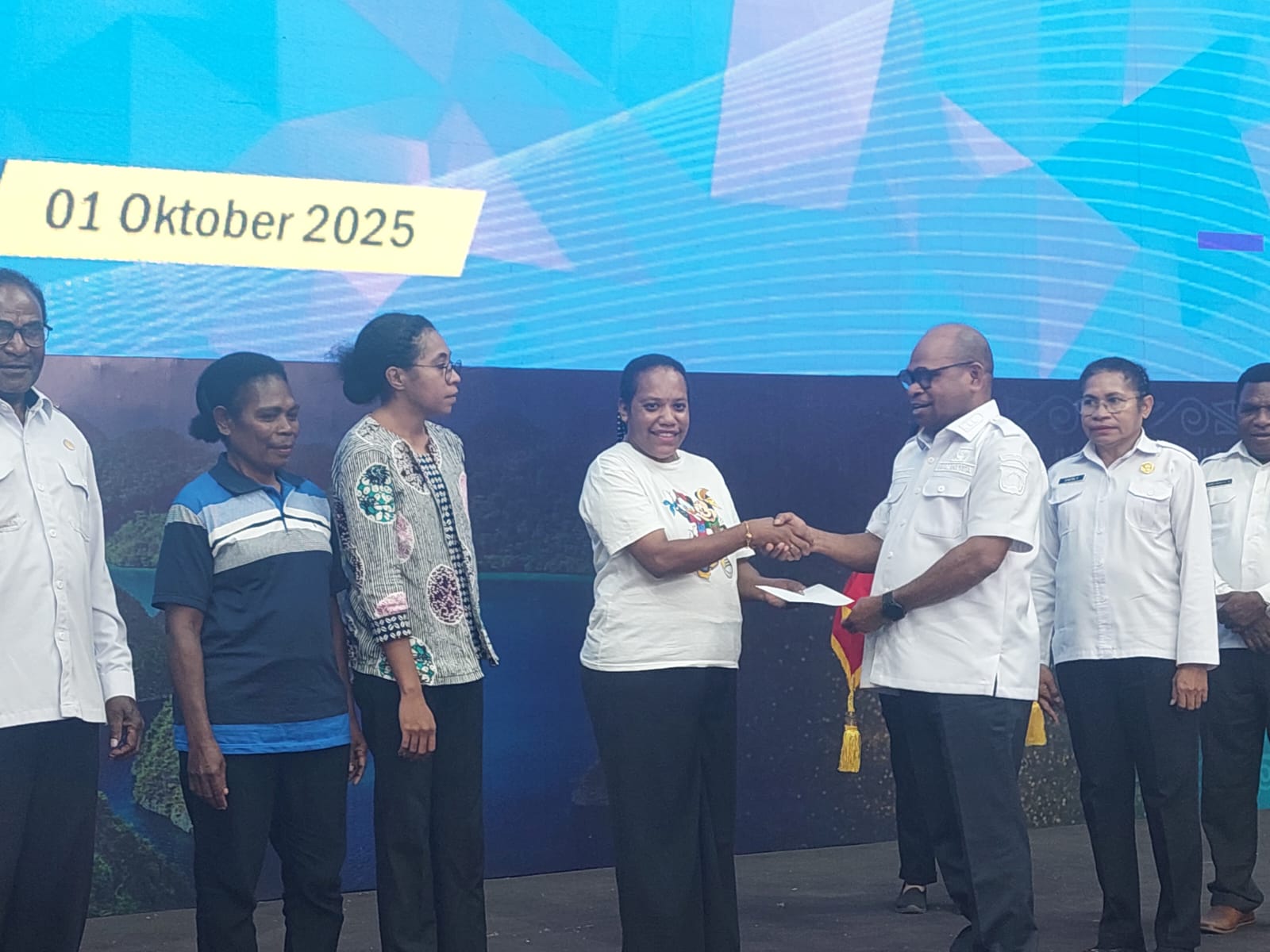 Walikota Sorong Serahkan Bantuan Modal Usaha Mikro untuk 100 Pelaku Usaha, Dorong Ekonomi Daerah Maju