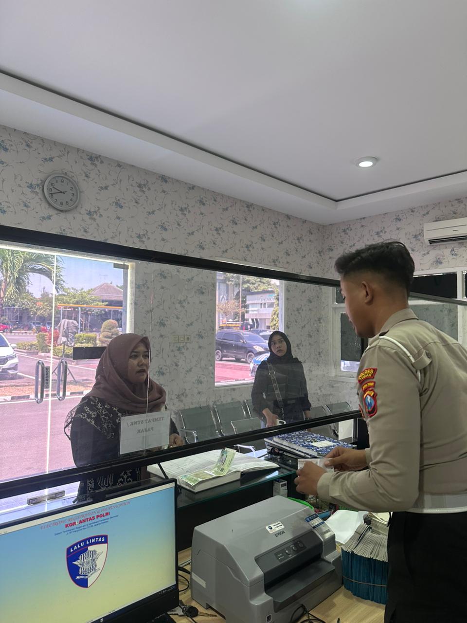 Polres Tuban Gelar Polantas Menyapa, Edukasi Masyarakat Terkait Prosedur Pengambilan BPKB