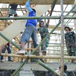 Penuh Semangat, Satgas TMMD Kodim 1505/Tidore dan Warga Gotong Royong Angkat Papan Mal Masjid