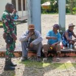 Babinsa Koramil Timika Komsos dengan Warga, Jalin Silaturahmi dan Kebersamaan