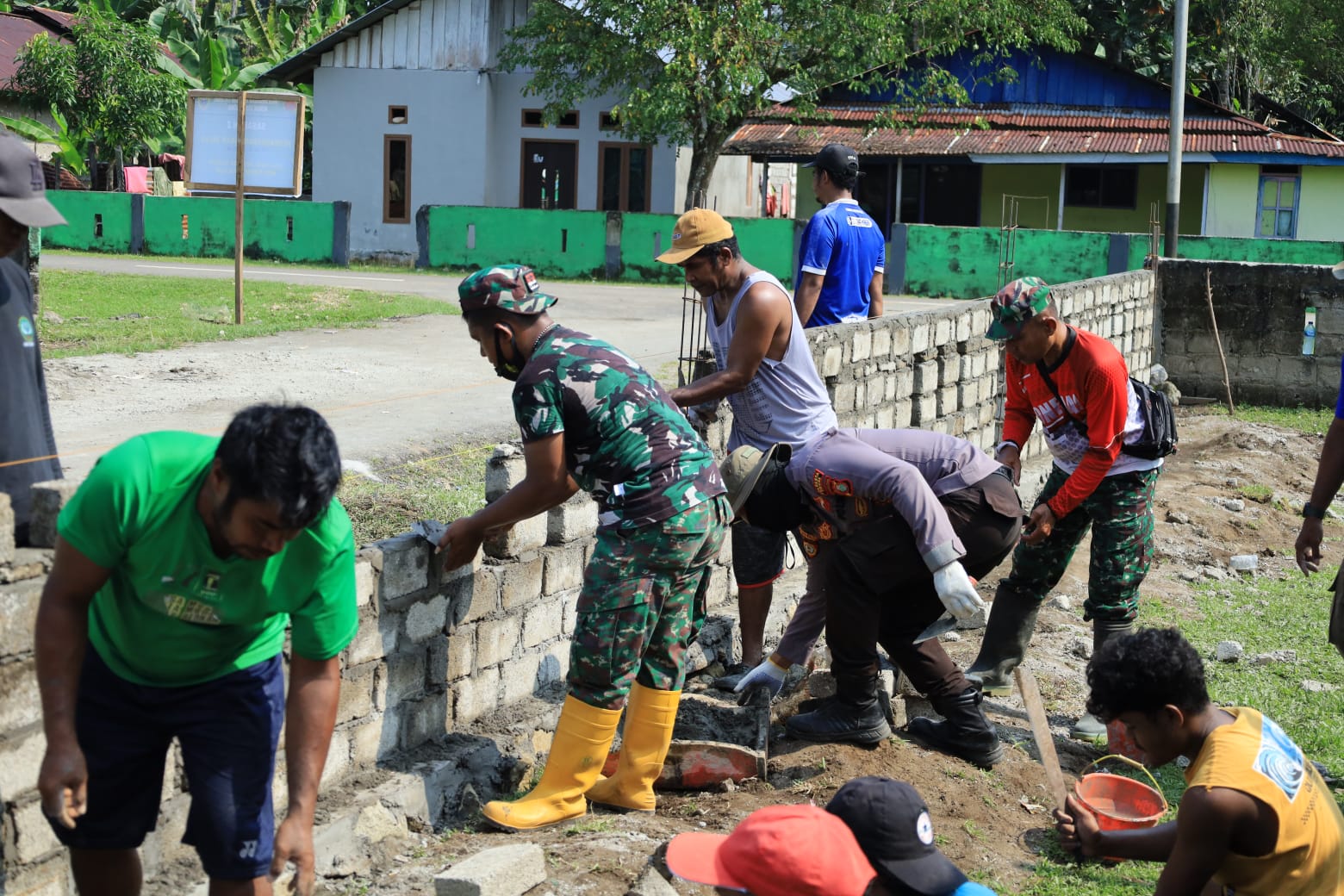 Satgas TMMD Kodim 1505/Tidore Bersama Warga Bangun Pagar Jalan, Bukti Nyata Kemanunggalan TNI-Rakyat