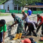 Satgas TMMD Kodim 1505/Tidore Bersama Warga Bangun Pagar Jalan, Bukti Nyata Kemanunggalan TNI-Rakyat