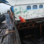 Bakamla RI Selamatkan Kapal Mati Mesin di Tengah Cuaca Buruk