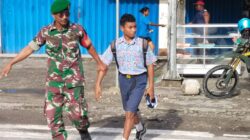 Peduli Keselamatan, Babinsa Timika Bantu Lalu Lintas Penyeberangan Anak Sekolah