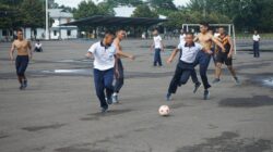 Jumat Sehat, Prajurit Yonif 2 Marinir Laksanakan Olahraga Futsal dan Bulutangkis