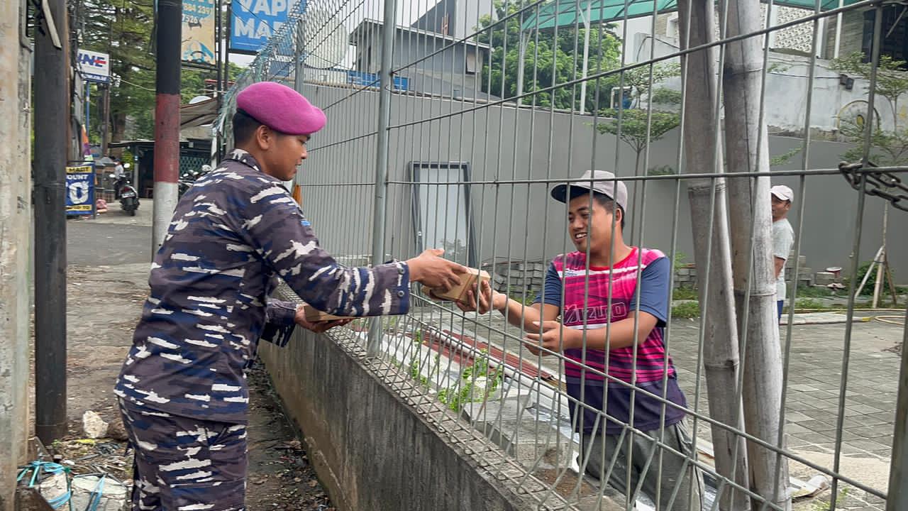 Wujud Kepedulian Dan Rasa Syukur, Yonif 2 Marinir Laksanakan Jumat Berkah