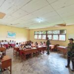 Satgas Yonif 312/KH Didik Generasi Penerus di Perbatasan Melalui Kegiatan Mengajar di SD YPK Tomerau