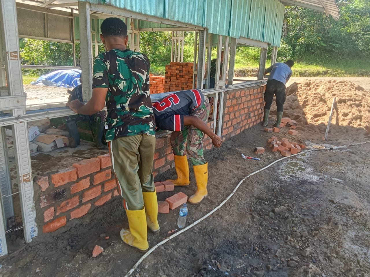 Satgas TMMD ke-126 Kodim 1810/Tambrauw Lanjutkan Pembangunan Gereja Advent di Kampung Babak, Wujud Nyata Kemanunggalan TNI dan Rakyat