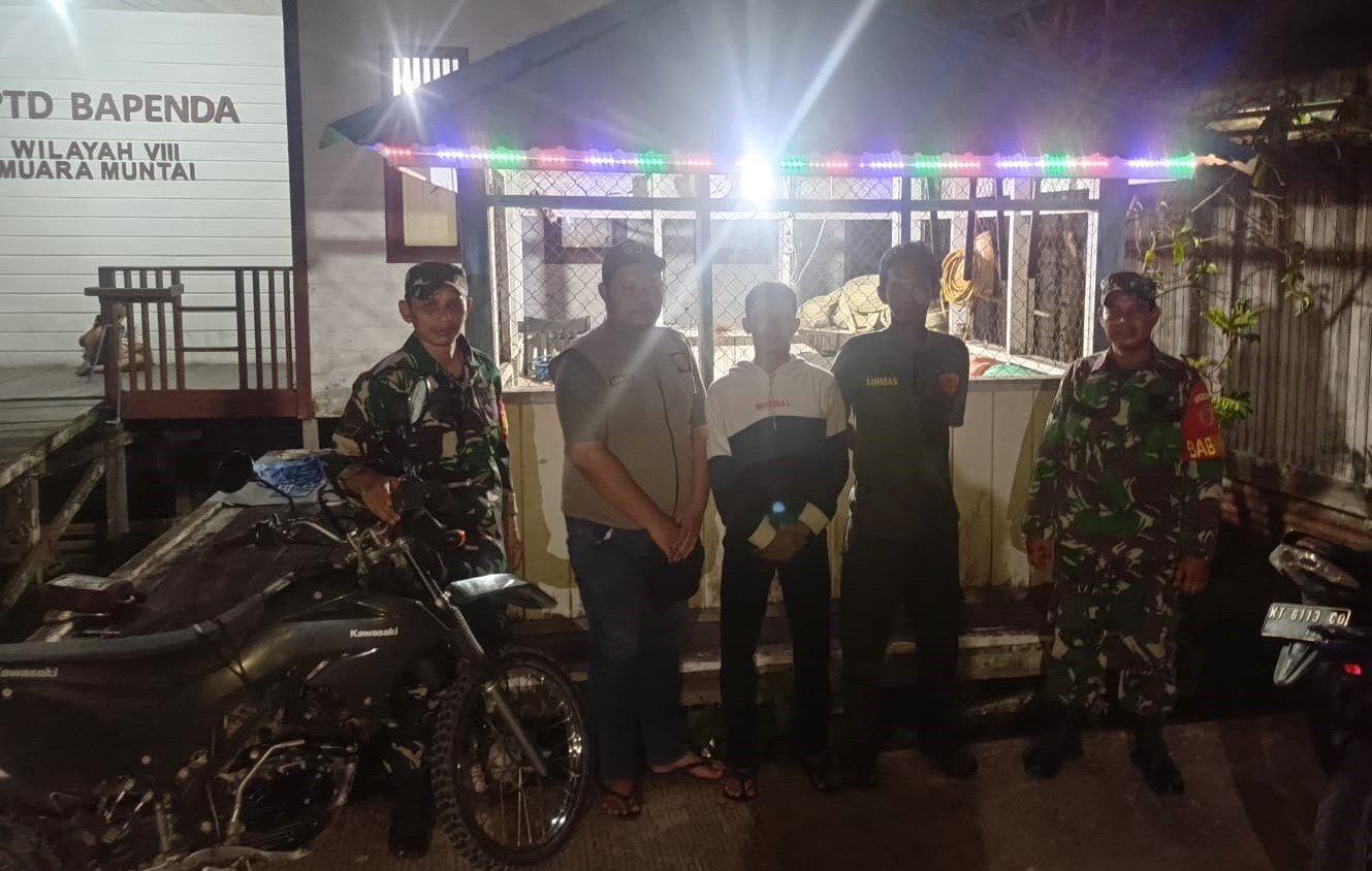 Jaga Keamanan Lingkungan Babinsa Patroli Siskamling Bersama Warga