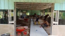 Satgas TMMD 126 Kodim Tambrauw Lanjutkan Pemasangan Keramik pada Pembangunan Gereja Advent