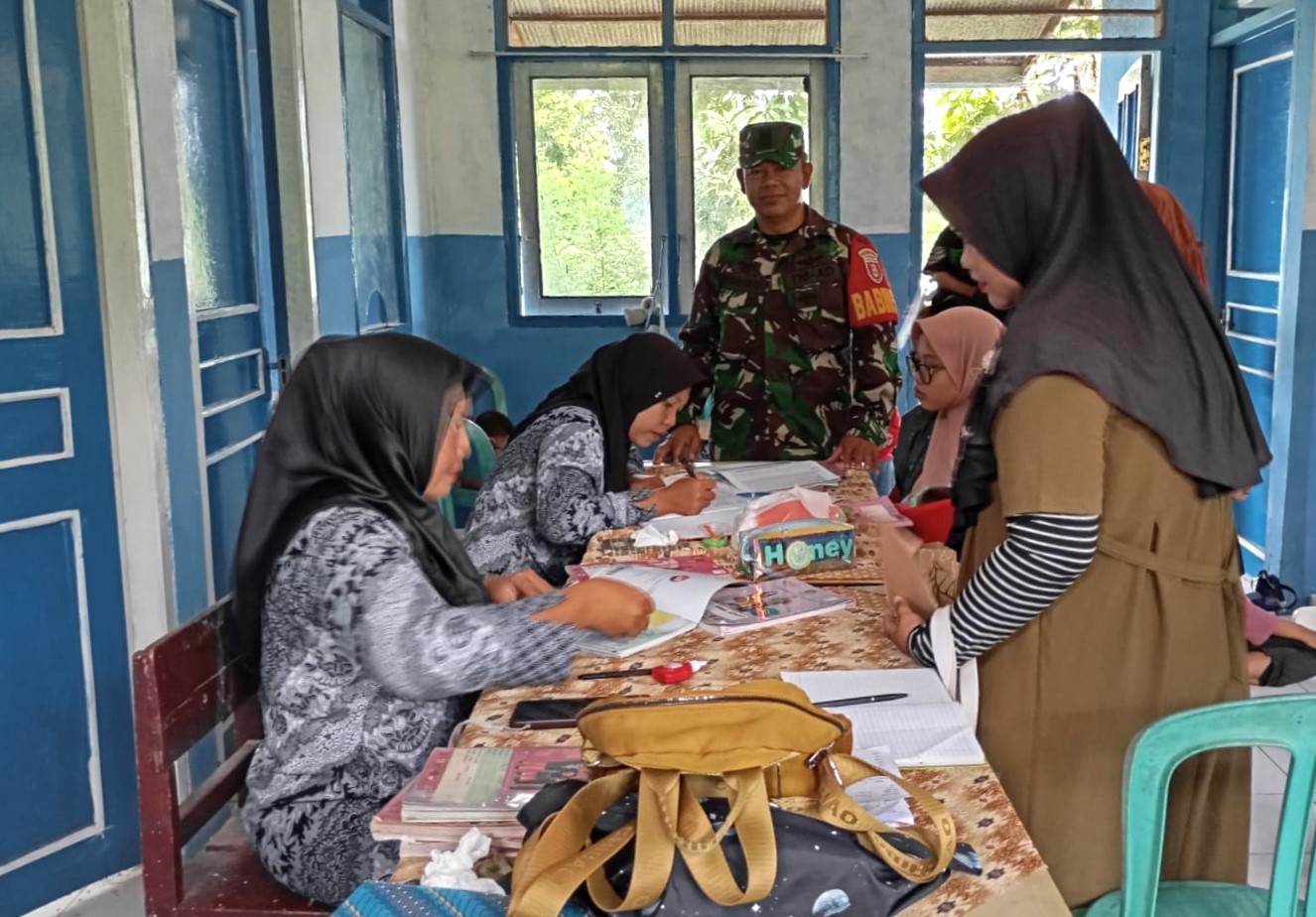 Babinsa Hadir Dukung Kesehatan Ibu Dan Anak Lewat Kegiatan Posyandu Babinsa Hadir Dukung Kesehatan Ibu Dan Anak Lewat Kegiatan Posyandu