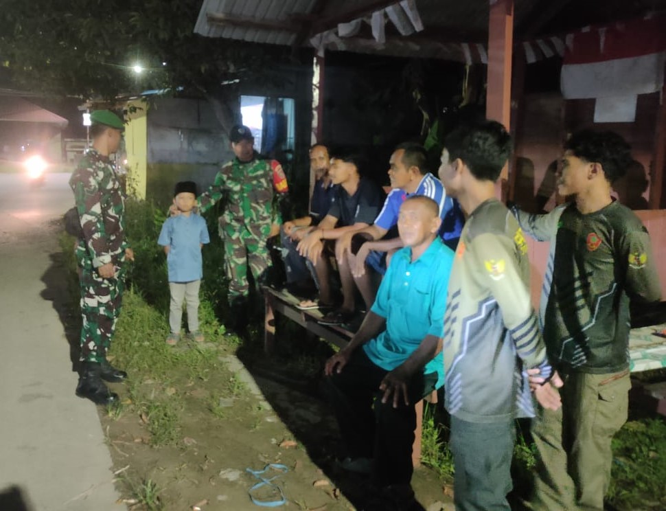 Patroli Malam Hari, Babinsa Bersama Warga Jaga Kamtibmas Patroli Malam Hari, Babinsa Bersama Warga Jaga Kamtibmas