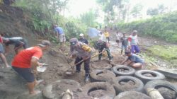 Babinsa Koramil 0808/15 Gandusari Dampingi Warga Bangun Jembatan Gantung dari Bambu