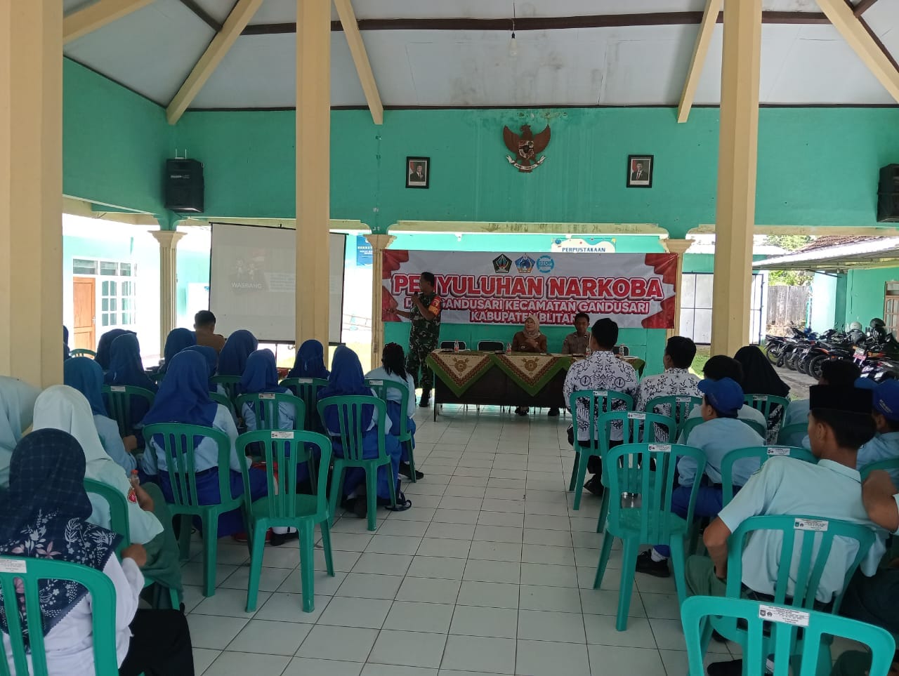 Babinsa Desa Gandusari Hadiri Penyuluhan Bahaya Narkoba Untuk Pelajar Di Balai Desa Gandusari Babinsa Desa Gandusari Hadiri Penyuluhan Bahaya Narkoba Untuk Pelajar Di Balai Desa Gandusari