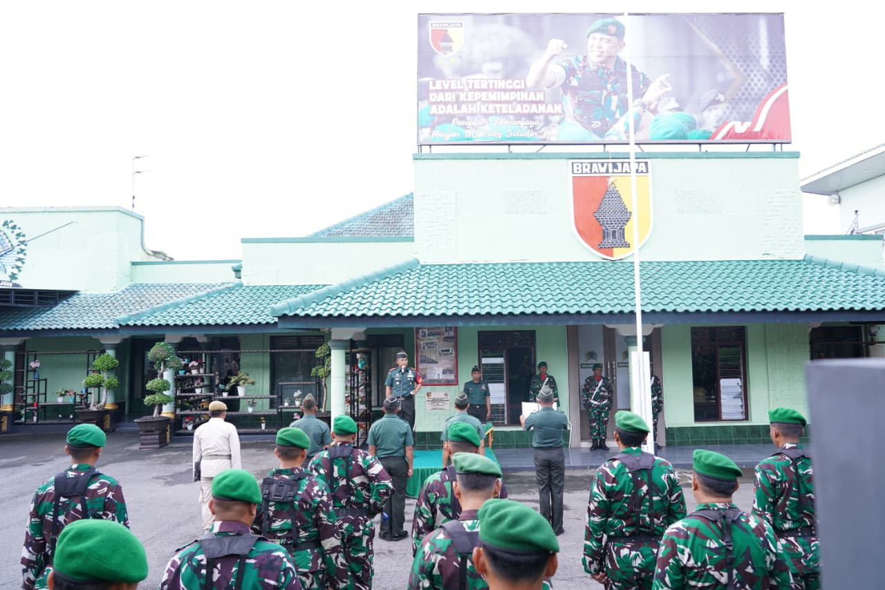 Pimpin Upacara Bendera 17-an. Komandan Kodim 0808/Blitar Bacakan Amanat KASAD