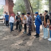 Dukung Pariwisata Lokal, Koramil 0808/17 Panggungrejo Berkontribusi Melalui Aksi Bersih-bersih Pantai Serang