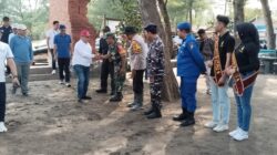 Dukung Pariwisata Lokal, Koramil 0808/17 Panggungrejo Berkontribusi Melalui Aksi Bersih-bersih Pantai Serang