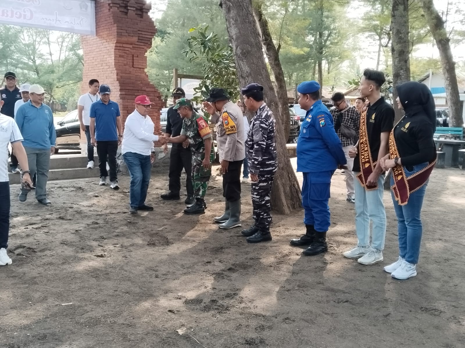 Dukung Pariwisata Lokal, Koramil 0808/17 Panggungrejo Berkontribusi Melalui Aksi Bersih-bersih Pantai Serang