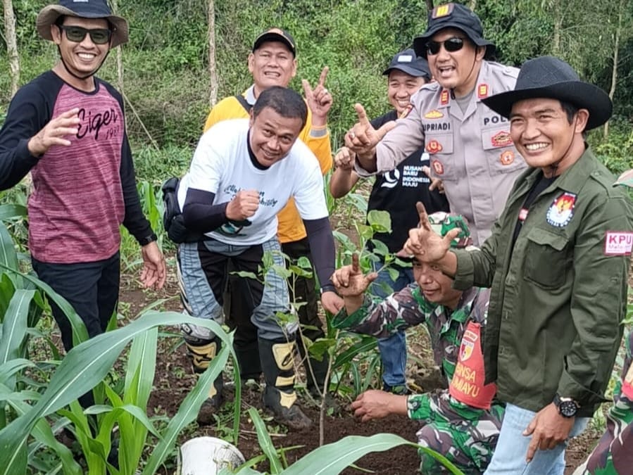 Dukung Penghijauan di Wilayah Binaan, Babinsa Desa Bumiayu Laksanakan Penanaman Pohon Bersama Dukung Penghijauan di Wilayah Binaan, Babinsa Desa Bumiayu Laksanakan Penanaman Pohon Bersama