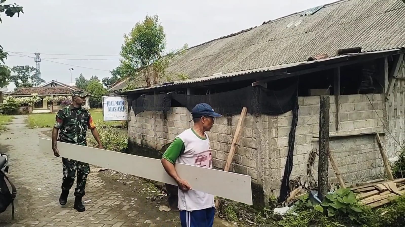 Wujud Kepedulian Terhadap Masyarakat, Babinsa Maron Bantu Pasang Atap Rumah Warga