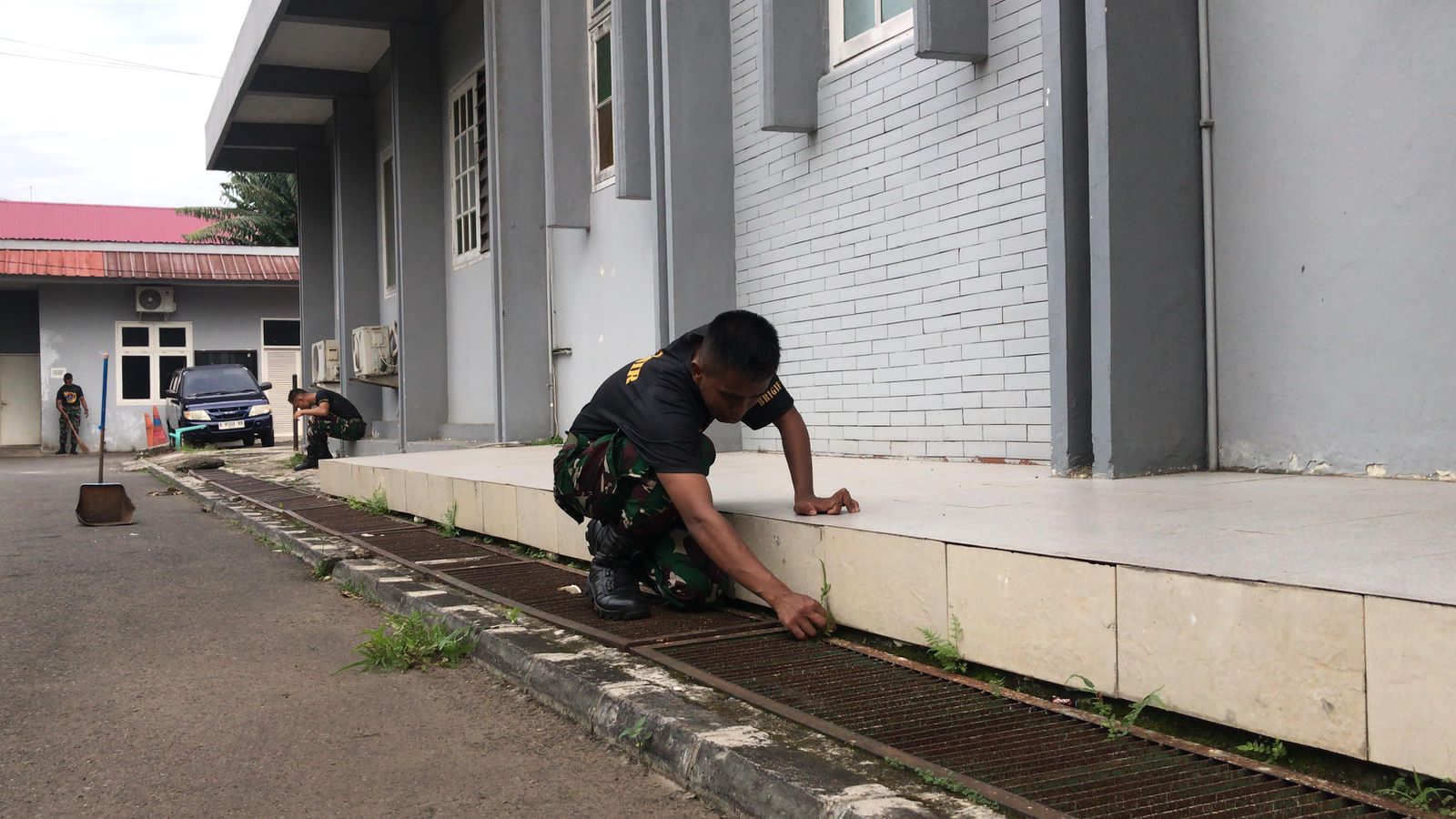 Sambut HUT ke-80 Korps Marinir, Prajurit Yonif 2 Mar Gelar Aksi Bersih-Bersih Tempat Ibadah Wujudkan Kepedulian Sosial