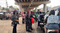 Prajurit Yonif 2 Beserta Jalasenastri Ranting B Cabang 2 Korcab Pasmar 1 Laksanakan Kegiatan Rutin Berbagi Jum’at Berkah