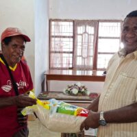 Salurkan Bantuan Sembako dari Presiden RI untuk Lansia di Ayamaru Utara Timur, Warga Maybrat Sambut Penuh Syukur