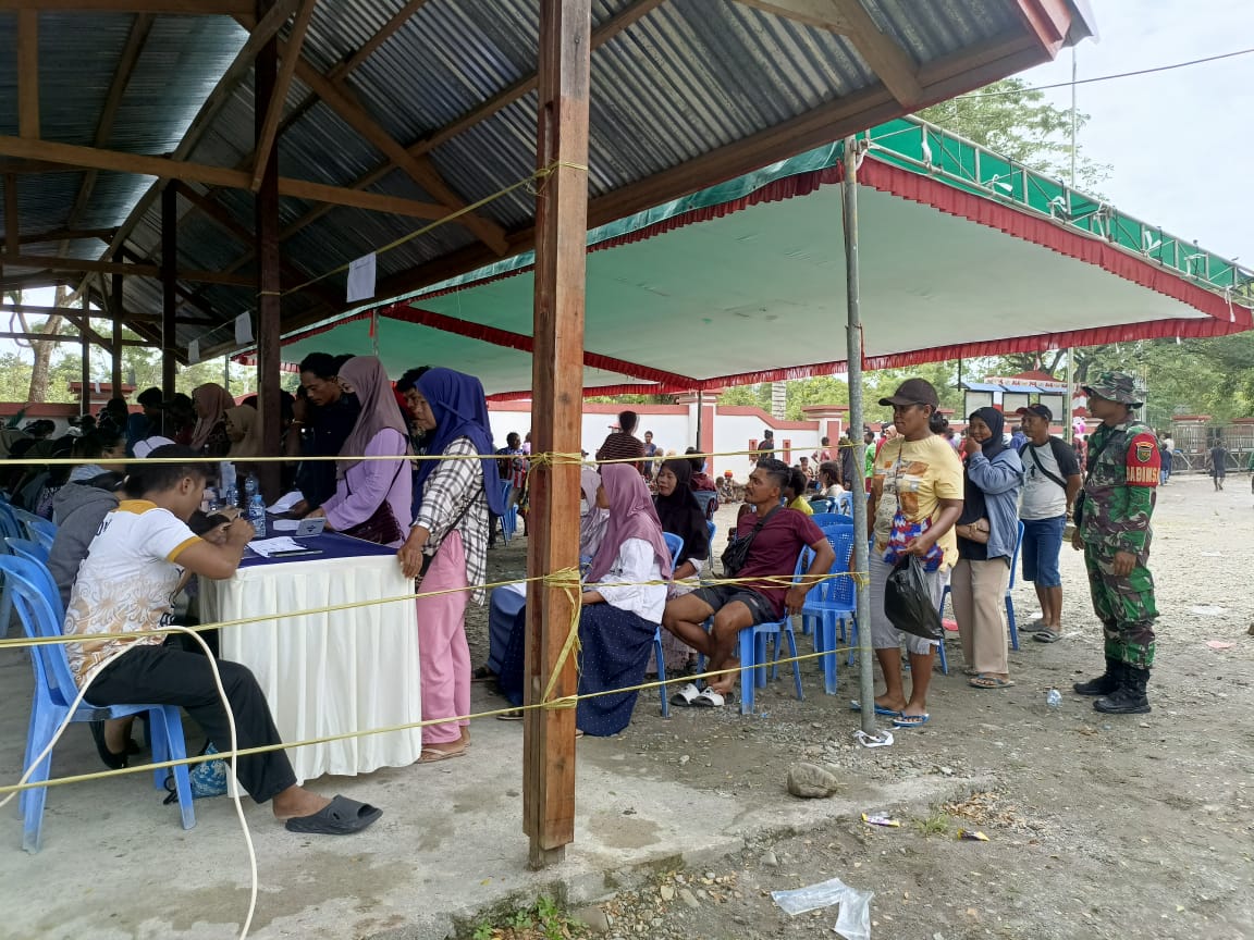 Agar Berjalan Dengan Lancar dan Tepat Sasaran, Babinsa Koramil 1710-03/Kuala Kencana Dampingi Penyaluran Bantuan Kepada Masyarakat