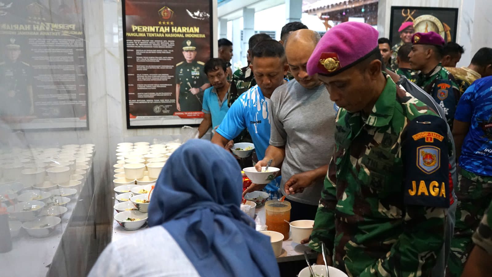 Danyonif 2 Marinir Bangun Soliditas Satuan Lewat Momen Makan Bersama Prajurit