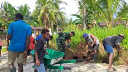 Tumbuhkan Hidup Sehat dan Lingkungan Bersih, Babinsa Koramil Mapurujaya Ajak Warga Bersihkan Parit