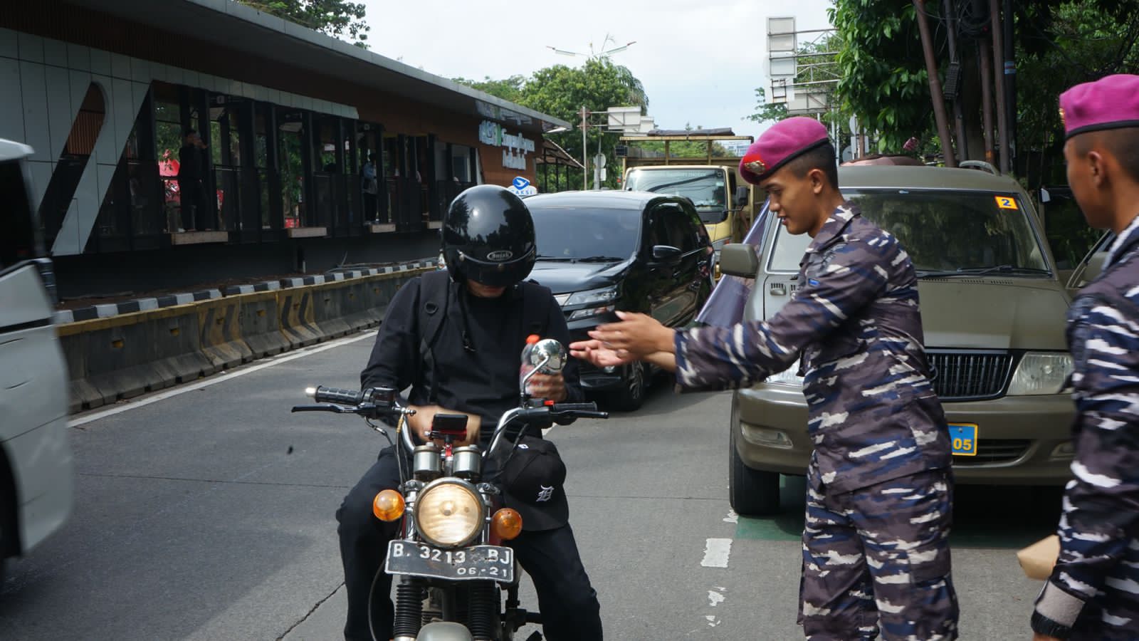 Kosisten Dalam Berbuat Baik Kepada Masyarakat Sekitar Yonif 2 Marinir Laksanaka Kegiatan Rutin Jumat Berkah