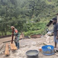 Bantu Ringankan Beban, Babinsa Koramil Tembagapura Bantu Perbaiki Rumah Warga