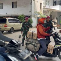 Yonif 2 Marinir Tebar Kepedulian Lewat Senyuman di Jumat Berkah Saat Membagikan Nasi Kotak
