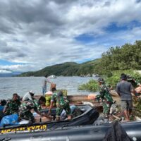 Banjir Putuskan Akses, TNI Tempuh 12 Mil Lalui Danau Singkarak Salurkan Bantuan