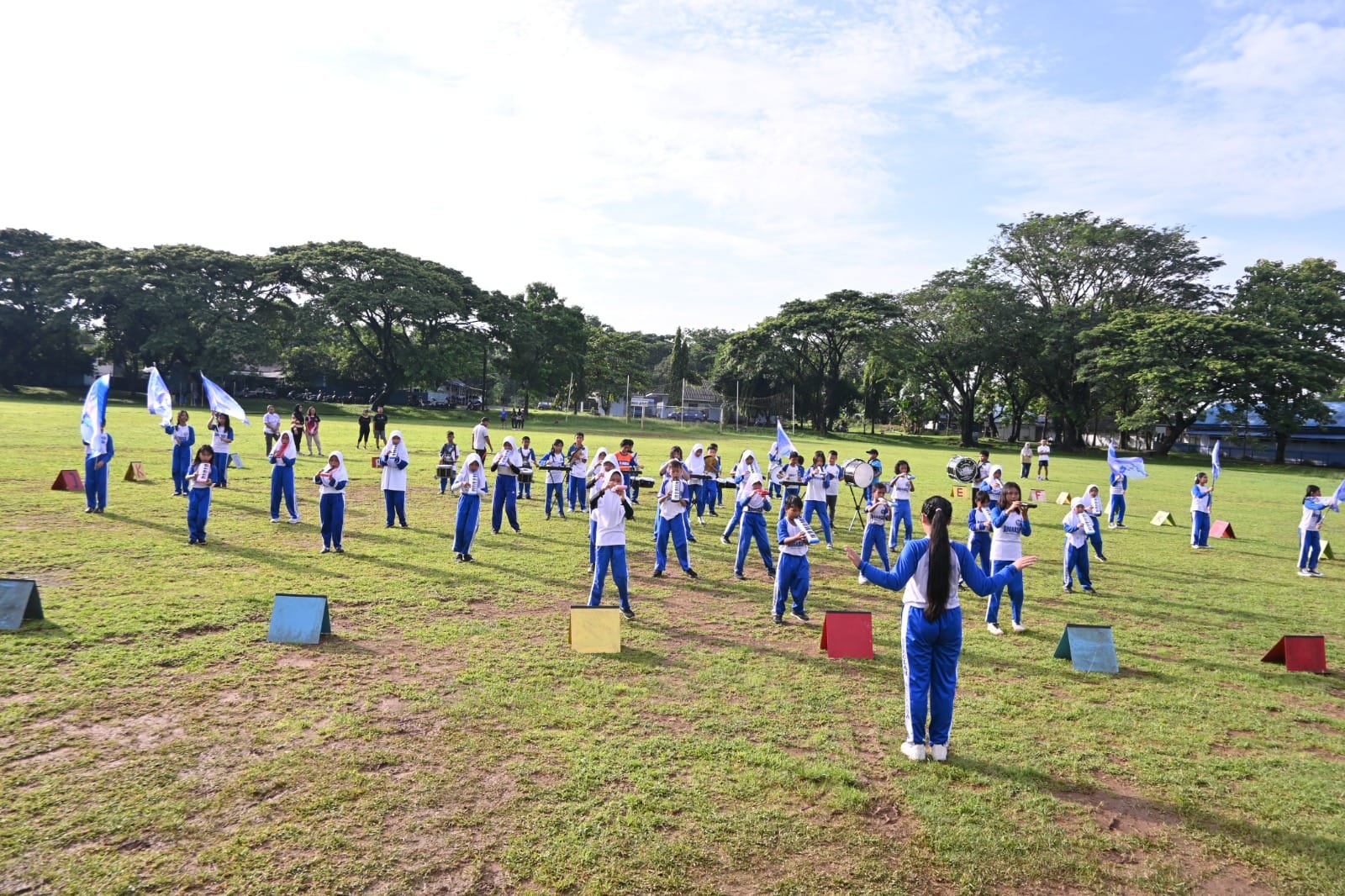 Car Free Day Lanud Sultan Hasanuddin Dimeriahkan Penampilan Drum Band SD Angkasa 1 Mandai Car Free Day Lanud Sultan Hasanuddin Dimeriahkan Penampilan Drum Band SD Angkasa 1 Mandai