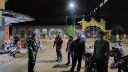 Tingkatkan Kamtibmas, Babinsa Bersama Warga Lakukan Patroli Malam