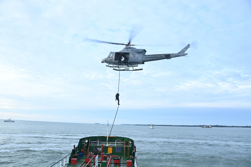 Kolaborasi Unsur Laut dan Udara, Tangkap Dua Kapal Pembawa Pasir Timah Ilegal