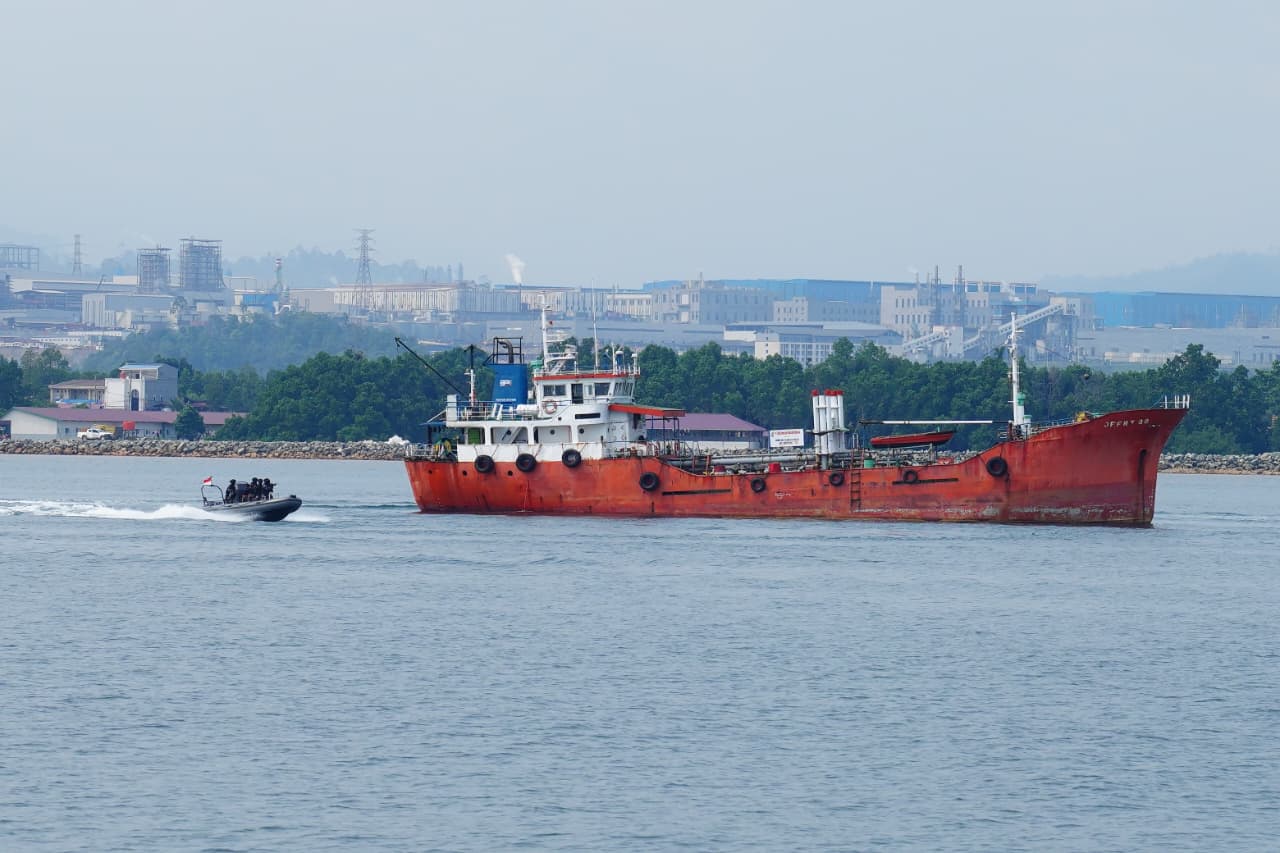 KRI Bung Hatta dan KRI Panah Amankan Kapal Asing pada Latihan Operasi Laut di Morowali